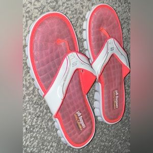 Skechers coral white flip flop sandal sz 9 EUC